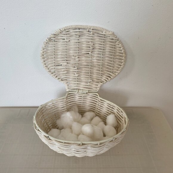 Bathroom Wicker Basket With Lid & 3-D Rose Design - Picture 4 of 7